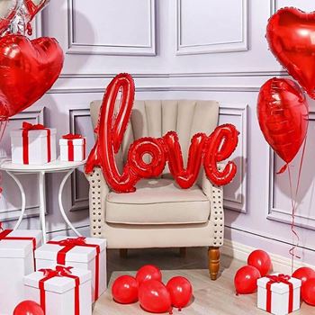Balón nápis Love s dekorací