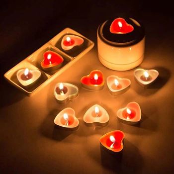 Několik svíček ve tvaru srdce navozující romantickou atmosféru